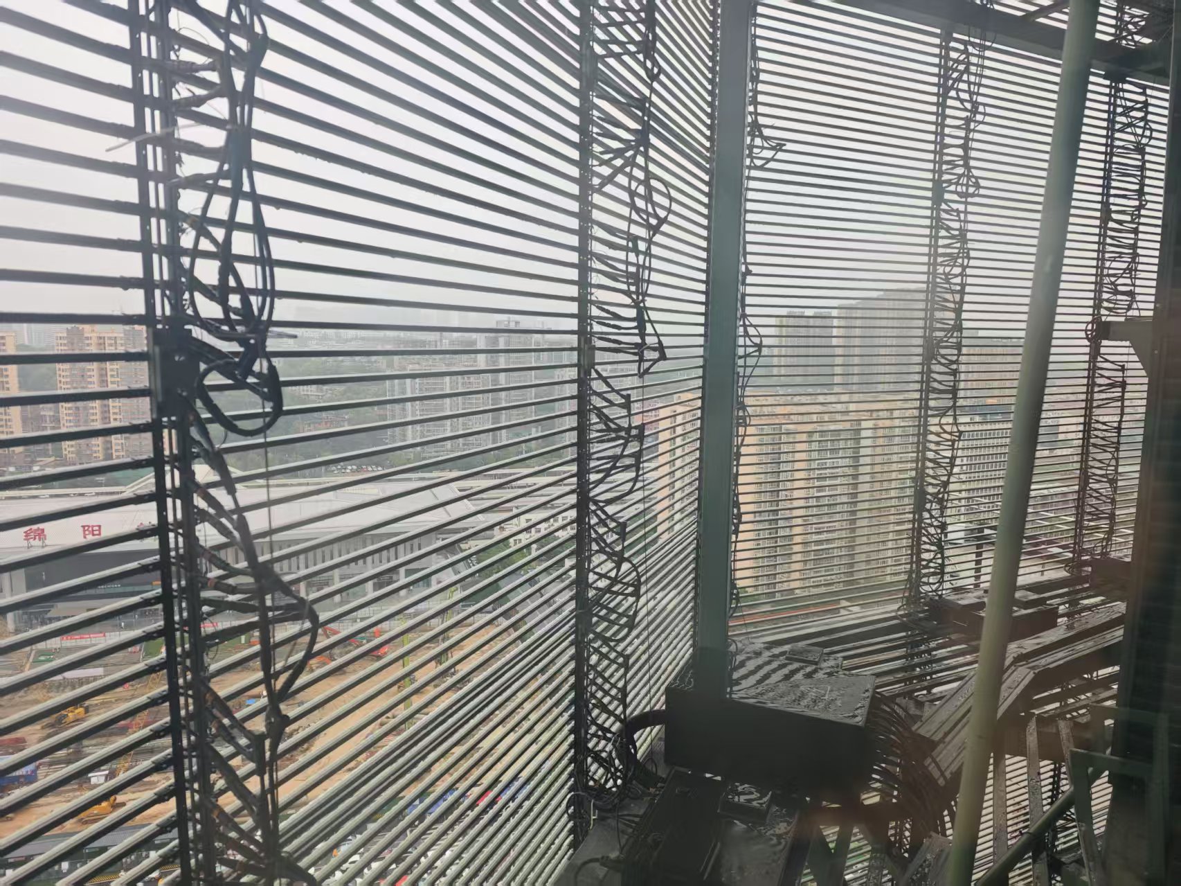 绵阳市某商场外立面LED展示大屏安全检测